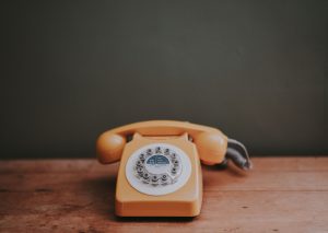 altes Telefon mit Wählscheibe