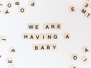 We are having a baby mit Scrabble Steinen